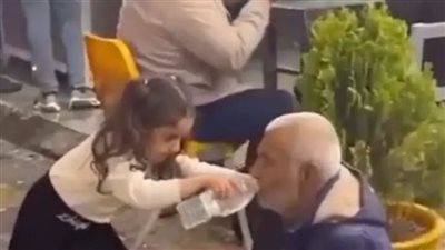  طفلة عراقية تخطف القلوب بـ18 ثانية تسقي خلالها مشردًا بيديها