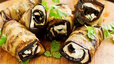 طريقة عمل باذنجان بالجبن والريحان (فيديو)