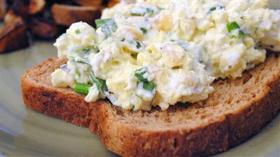 طريقة عمل بيض مسلوق بالجبن القريش لسحور مميز (فيديو)