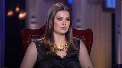 يسرا اللوزي عن ارتدائها ملابس بيضاء في عزاء والدها: عادي (فيديو)