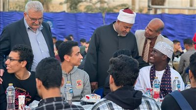 نائب رئيس جامعة الأزهر يتناول الإفطار وسط أبنائه الطلاب على المائدة الرمضانية