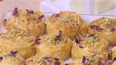 وردات البقلاوة بالبندق طبق حلو لا يقاوم (فيديو)