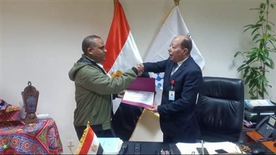 مطار أسيوط يكرم عاملا عثر على مصوغات ذهبية لراكبة كويتية