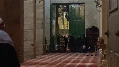 اعتداء وحشي لجنود إسرائيليين على المعتكفين بالمسجد الأقصى (فيديو)