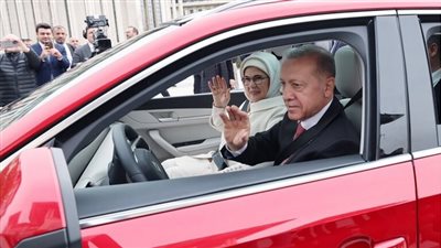 السيارة لي، أردوغان يقود أول سيارة محلية وحوار طريف مع زوجته (فيديو وصور)