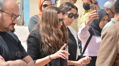 وصول جثمان والد الفنانة دينا الشربيني إلى مسجد المشير (فيديو وصور)