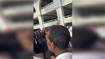 عصفور يقف على رأس معتمر أثناء طوافه بالكعبة (فيديو)