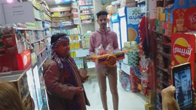 أندرو شاب مسيحي يوزع الفوانيس والهدايا على المسلمين في شوارع الإسكندرية (صور)