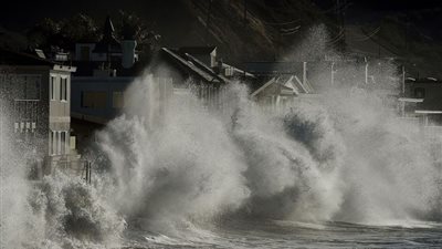 علماء المناخ يحذرون من ظاهرة تهدد العالم بموجات حارقة وعواصف مدمرة