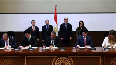 رئيس الوزراء يشهد توقيع اتفاقية الإغلاق المالي لمشروع مزرعة رياح
