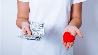 دراسة علمية تجيب عن تساؤل: هل المال قادر على شراء الحب؟