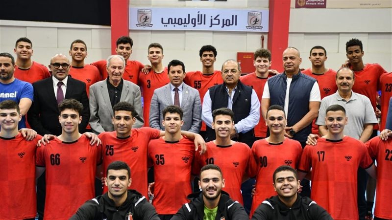وزير الرياضة يتابع