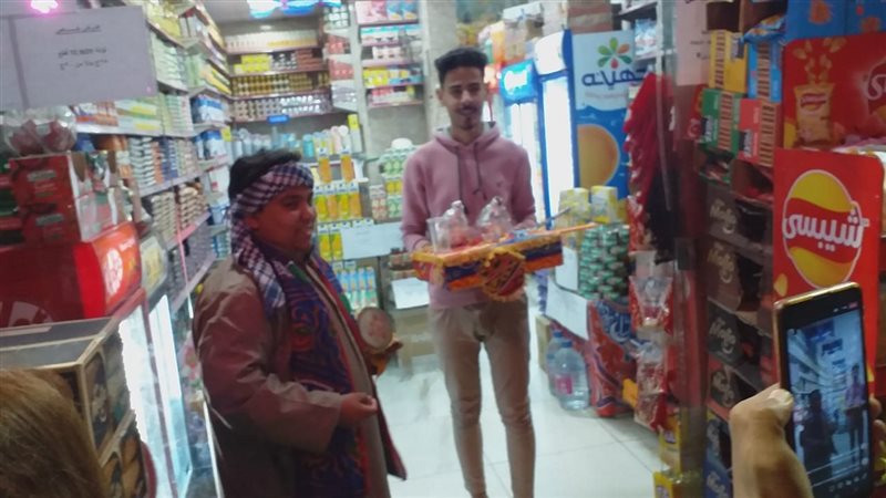 شاب مسيحى يوزع الفوانيس