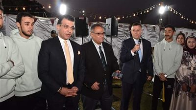 رئيس جامعة عين شمس يكرم أسرة طلاب من أجل مصر 