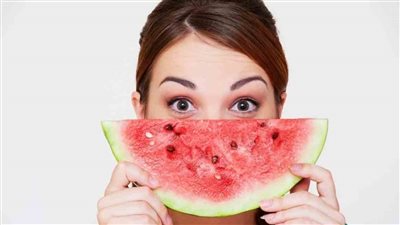 طبيب يحذر من تناول الخوخ والبطيخ الموجود بالأسواق: يسبب النزلات المعوية