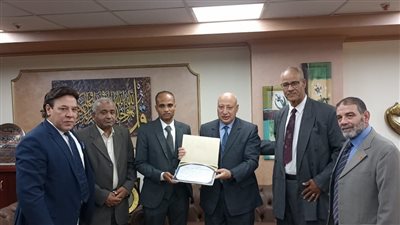 الضرائب تكرم موظفا لإعادته 1.2 مليون جنيه عثر عليهم داخل حقيبة