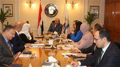 وزير قطاع الأعمال العام يجتمع بالرؤساء التنفيذيين للشركات القابضة 