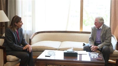 وزيرة الثقافة تلتقي حسين فهمي لبحث ترتيبات الدورة 45 لمهرجان القاهرة السينمائي