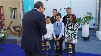 لقطة اليوم.. حوار أبوي بين الرئيس وأطفال الأسمرات