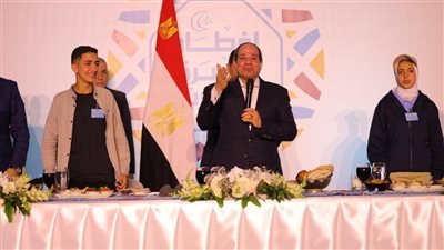 السيسي يتناول الإفطار مع أبناء الأسمرات (صور)