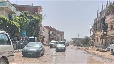 شوارع قرية البرمكي في الفيوم تتحول إلى بحيرة من المياه الراكدة
