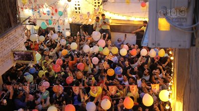 مقطعوش العادة وزي كل سنة.. أهالي المطرية متجمعون على أكبر مائدة إفطار في رمضان (فيديو وصور)