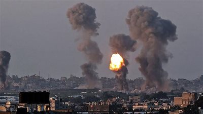 جيش الاحتلال يشن غارات على قطاع غزة وصفارات الإنذار تدوي في المستوطنات المحاذية