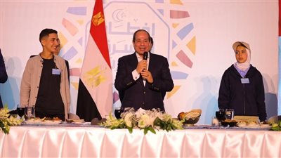 السيسي يدير حوارا مفتوحا مع المواطنين بالأسمرات