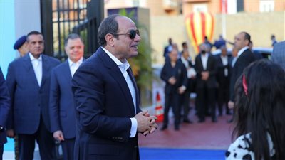 4 صور ترصد تفقد السيسي معرض الأسر المنتجة بالأسمرات