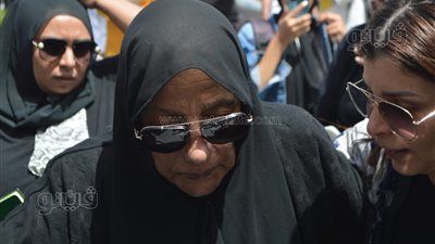 انهيار والدة شيرين الطحان لحظة وصول جثمانها إلى مسجد الشربتلي (صور) 