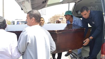 انهيار والدتها وحضور أشرف زكي.. أبرز مشاهد جنازة شيرين الطحان (فيديو وصور)