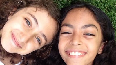 بعد انهيارهما في جنازتها.. الصور الأولى لابنتي شيرين الطحان (صور)