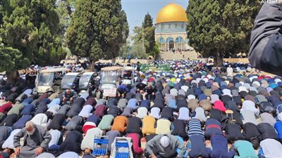 رغم انتهاكات الاحتلال.. 130 ألف مصل داخل الأقصى في الجمعة الثالثة من رمضان (فيديو)