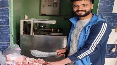 حارس إيتاي البارود يعمل في محل جزارة لجمع نفقات زواجه