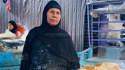 بائعة كنافة بالمنيا لـ فيتو: جوزت عيالي الـ10 من الكنافة وعندى 30 حفيدا (فيديو وصور) 