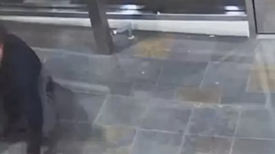 ملياردير أمريكي يستنجد المارة في الشوارع لإنقاذه بعد طعنه بالسكين 