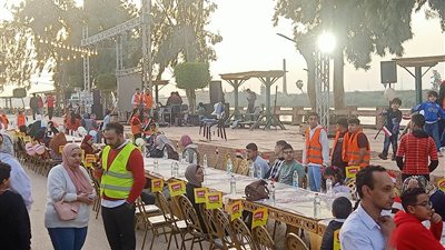 على طريقة المطرية، المنصورة تنظم أكبر مائدة إفطار جماعي  في حديقة شجرة الدر(صور)