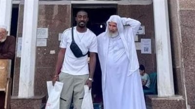 سيرجي أكا لاعب الإسماعيلي يتبرع لأحد المساجد بالإسماعيلية بشنط رمضان 