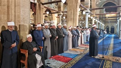 إمام الجامع الأزهر يؤدي صلاة العشاء والتراويح بروايات القرآن في حضور ‏آلاف المصلين‏