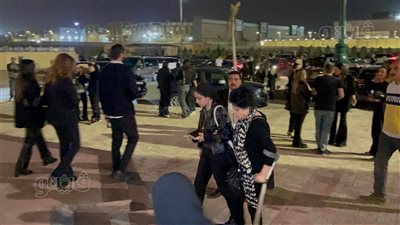 إسعاد يونس بعكاز ويظهر عليها ملامح المرض في عزاء والد دينا الشربيني (فيديو)