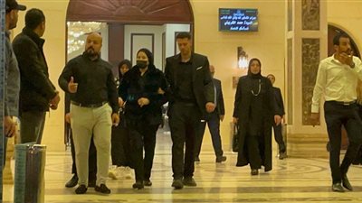 الحزن يسيطر على والدة دينا الشربيني خلال عزاء والد الفنانة بمسجد المشير (فيديو وصور)