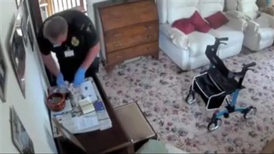 كاميرا المراقبة فضحته، تصرف مشين من مسعف أثناء إسعاف مسنة بمنزلها (فيديو)