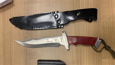 ضبط راكب حاول تهريب طبنجة وخنجر محظور حيازتهما بمطار القاهرة (صور)