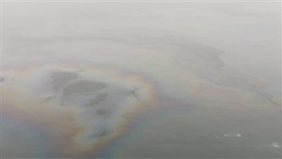 ظهور بقعة سولار أمام مأخذ محطة مياه المراغة السطحية بسوهاج (صور)