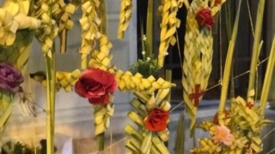 بائعو سعف النخيل يفترشون ساحات الكنائس في الإسكندرية 