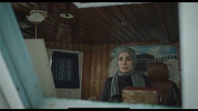 تحت الوصاية الحلقة 2، منى زكي تزور بطاقتها الشخصية وتبدأ تشغيل مركب زوجها