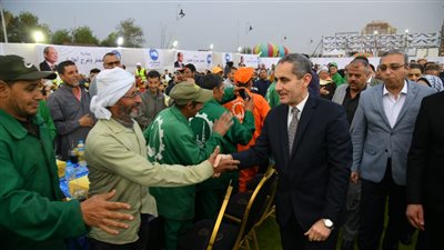 محافظ الغربية يشارك 1000 عامل نظافة ويتيم إفطارهم الجماعي بكورنيش طنطا (صور)