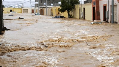 مشاهد مذهلة لجريان السيول غرب السعودية (فيديو)