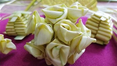 بوكيه ورد وأسورة، تصميمات جديدة ومبهجة للسعف في منازل أسيوط احتفالا بأحد الشعانين (صور)