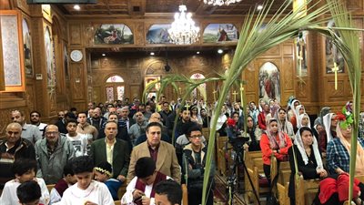  أقباط بورسعيد يؤدون قداس أحد السعف في أجواء من البهجة (صور)